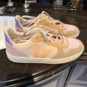 NEW Veja women’s tennis shoes sneakers V90 size 10 or 41